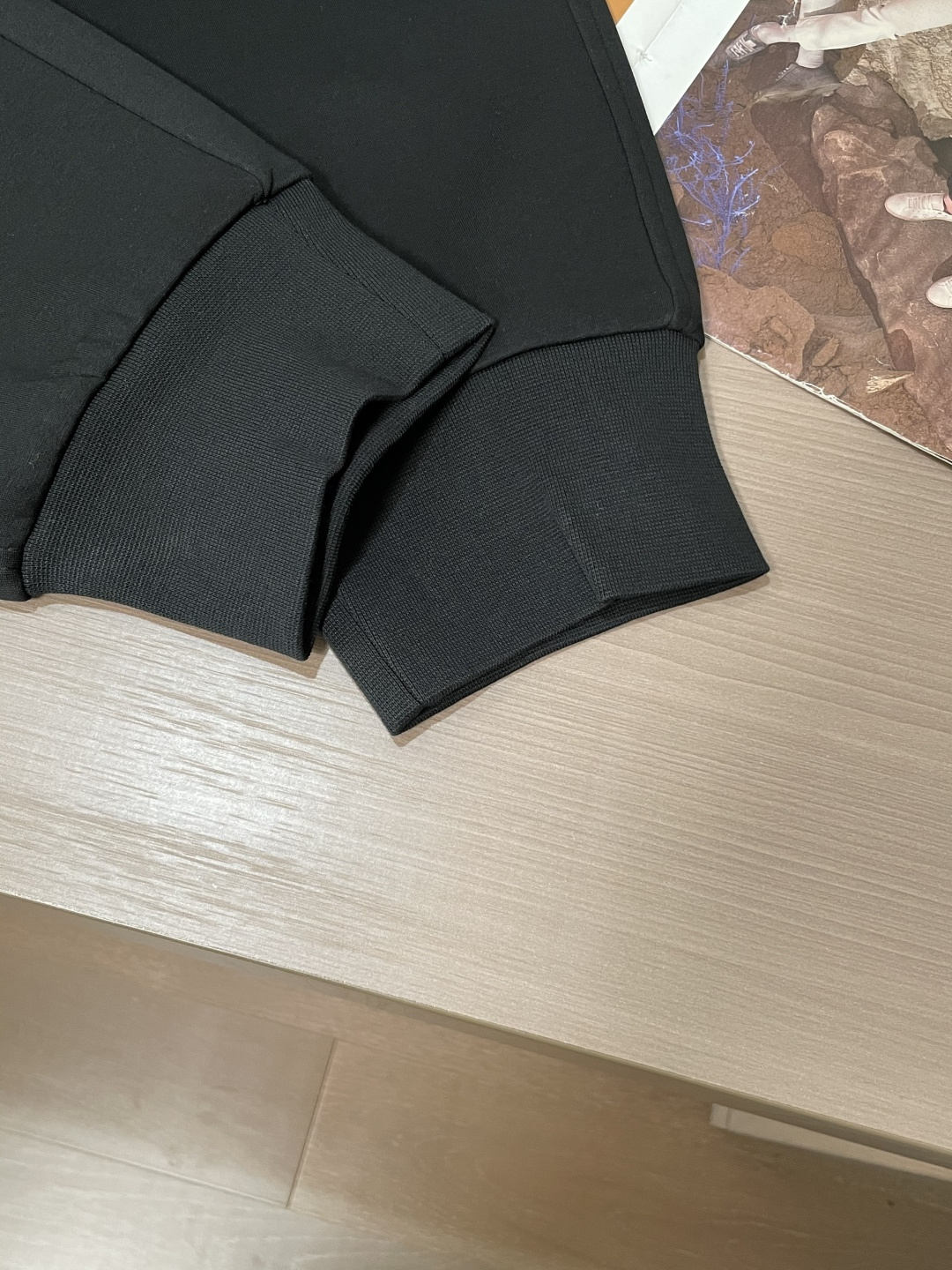 Loewe 2025秋冬最新休闲裤 潮人必备 版型超赞，能很好的修复各种腿型，非常个性！柔软排汗，舒适度