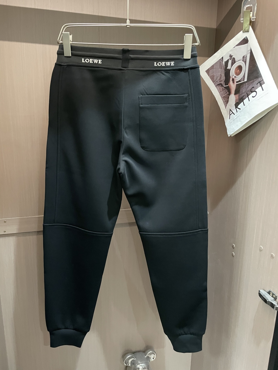 Loewe 2025秋冬最新休闲裤 潮人必备 版型超赞，能很好的修复各种腿型，非常个性！柔软排汗，舒适度