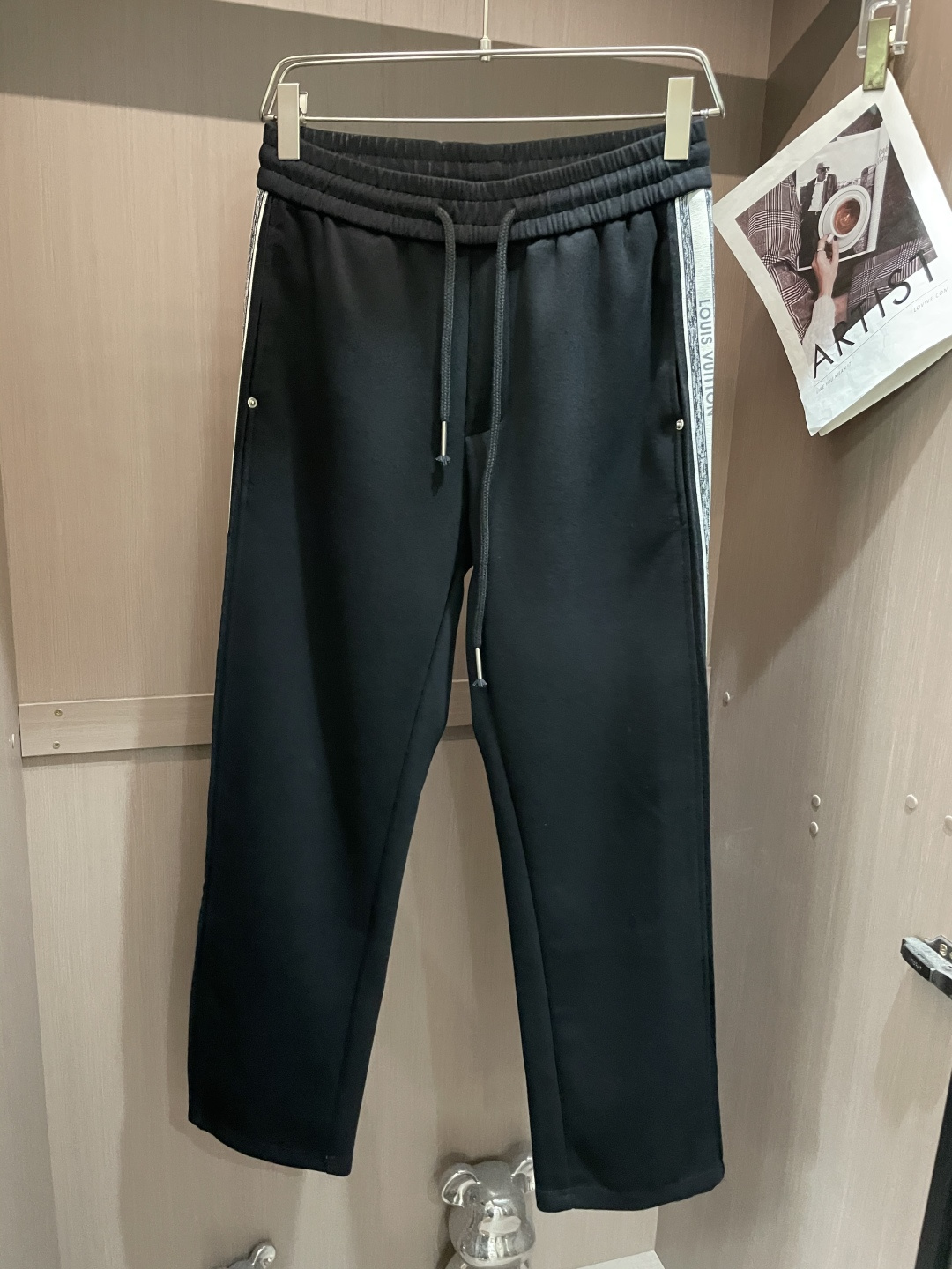 NO:539293,Lv 2025 Autumn and Winter latest casual pants, a must-have for trendy people. The style is excellent and can repair various leg shapes well, which is very personal!  Soft and sweat-free, extremely comfortable. Customized elastic rubber at the waist of the trouser legs and original auxiliary materials. The upper body is sports and casual, and it is necessary to go out for leisure and travel. Size m-xxxl,,louis vuitton,alexander wang19860909Lv 2025秋冬最新休闲裤 潮人必备 版型超赞,能很好的修复各种腿型,非常个性！柔软排汗,舒适度极高.裤腿腰部订制松紧橡筋、原版辅料细节.上身运动休闲时尚,出街休闲、外出旅游必备. 尺码m-xxxl,,louis vuitton,alexander wang,Men's clothing