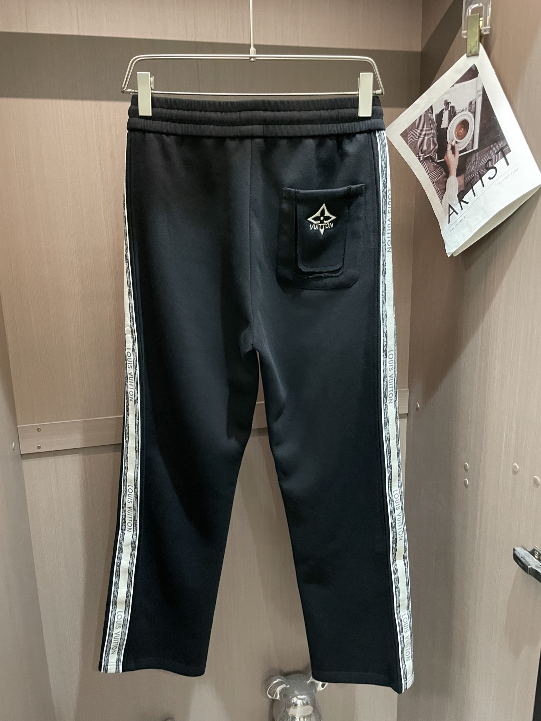 Lv 2025秋冬最新休闲裤 潮人必备 版型超赞，能很好的修复各种腿型，非常个性！柔软排汗，舒适度极高。