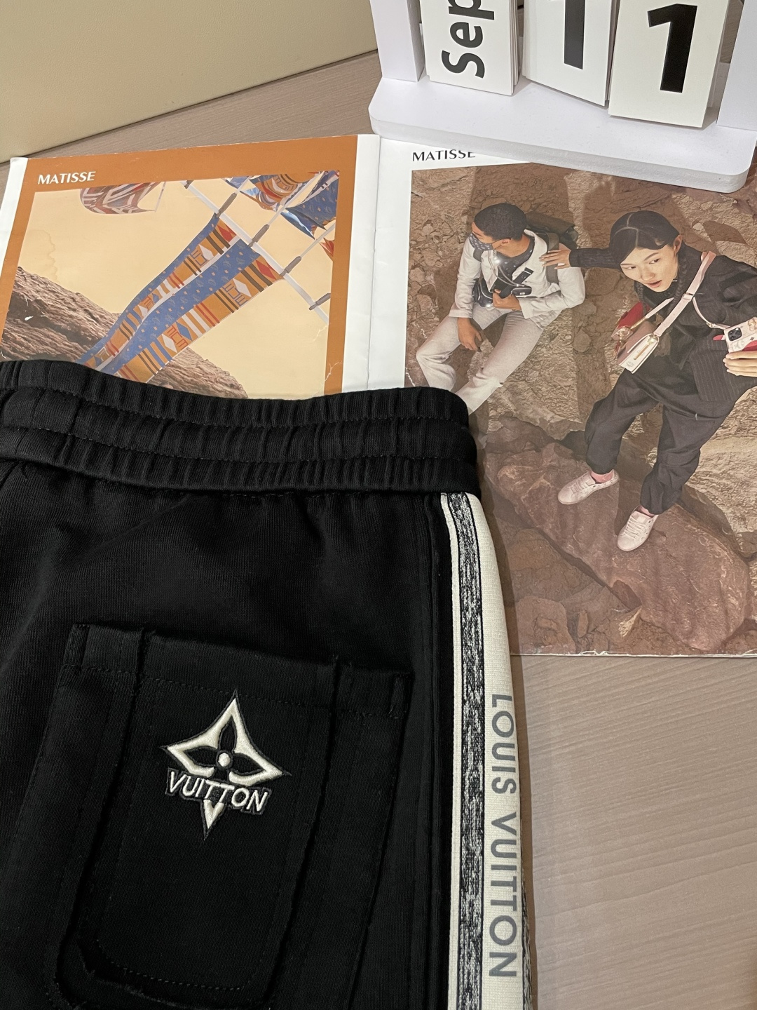 Lv 2025秋冬最新休闲裤 潮人必备 版型超赞，能很好的修复各种腿型，非常个性！柔软排汗，舒适度极高。