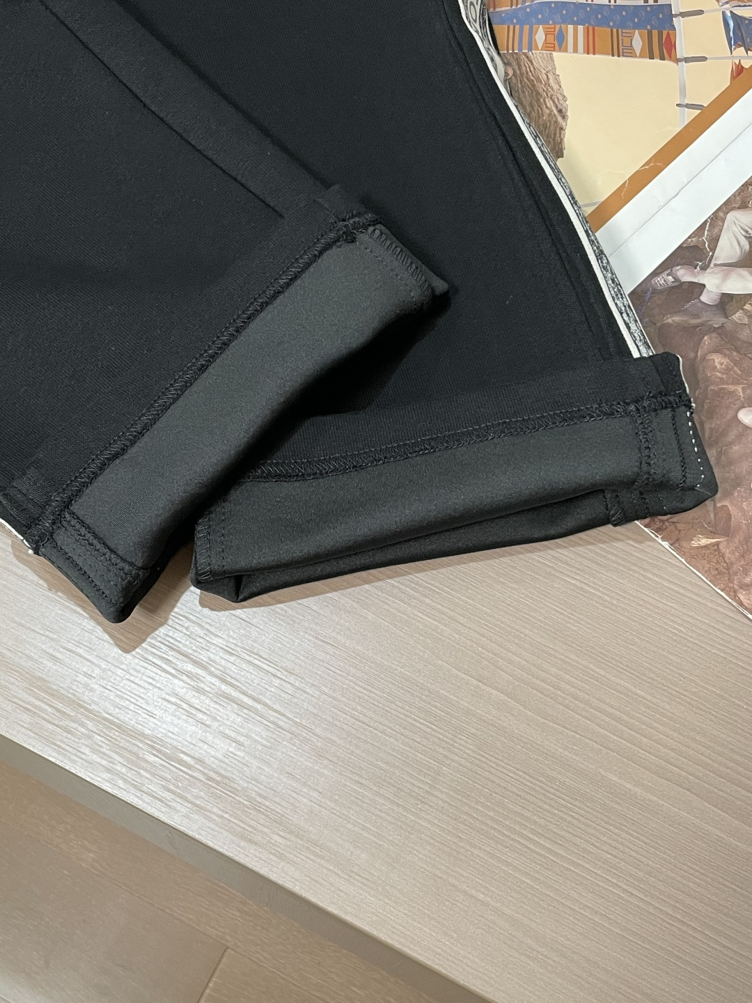 Lv 2025秋冬最新休闲裤 潮人必备 版型超赞，能很好的修复各种腿型，非常个性！柔软排汗，舒适度极高。