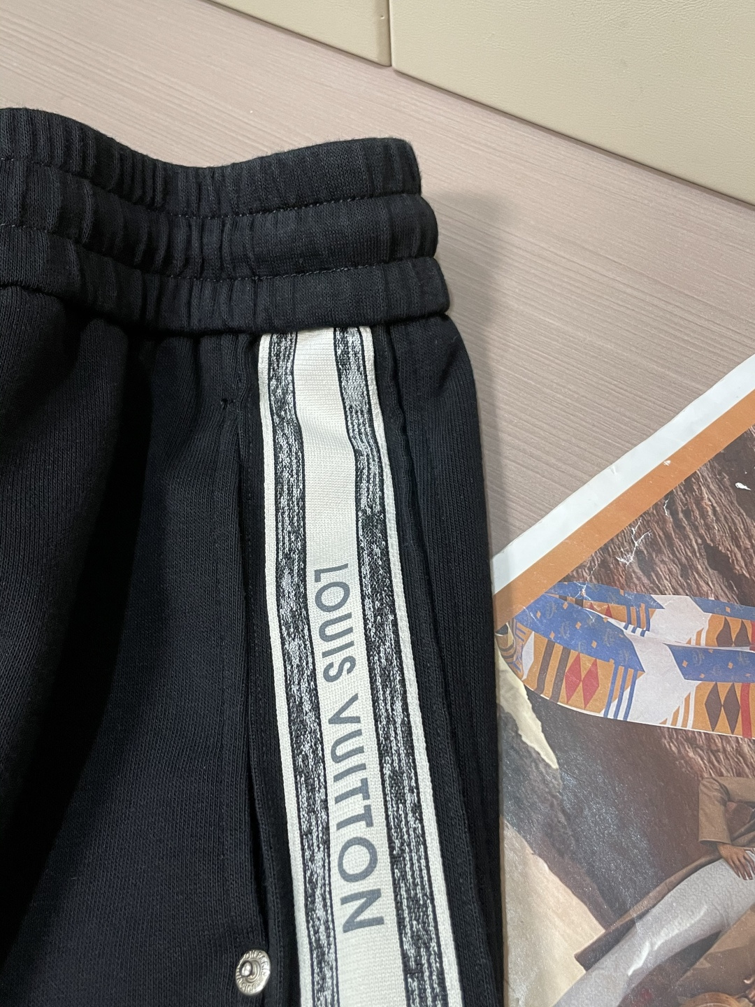 Lv 2025秋冬最新休闲裤 潮人必备 版型超赞，能很好的修复各种腿型，非常个性！柔软排汗，舒适度极高。