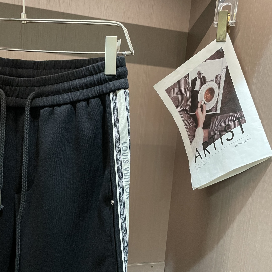 Lv 2025秋冬最新休闲裤 潮人必备 版型超赞，能很好的修复各种腿型，非常个性！柔软排汗，舒适度极高。