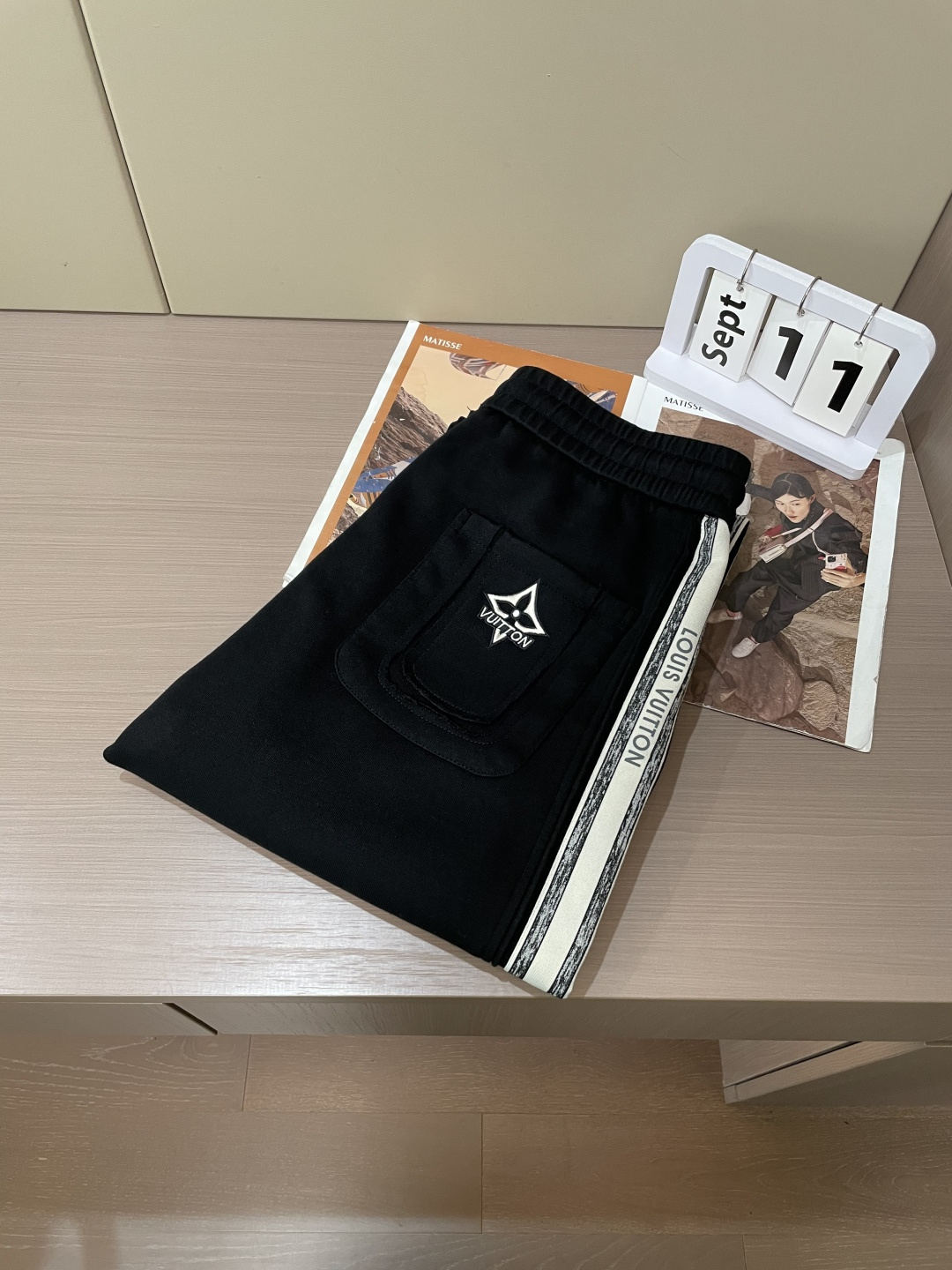 Lv 2025秋冬最新休闲裤 潮人必备 版型超赞，能很好的修复各种腿型，非常个性！柔软排汗，舒适度极高。