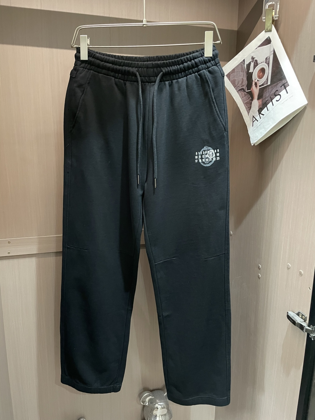 NO:539267,Majila 2025 Autumn and Winter latest casual pants, a must-have for trendy people. The style is excellent and can repair various leg shapes well, which is very personal!  Soft and sweat-relieving, extremely comfortable. Customized elastic rubber at the waist of the trouser legs and original auxiliary materials. The upper body is sports and casual and fashionable, and is essential for leisure and traveling. Size m-xxxl,,masion margiela,alexander wang19860909马吉拉 2025秋冬最新休闲裤 潮人必备 版型超赞,能很好的修复各种腿型,非常个性！柔软排汗,舒适度极高.裤腿腰部订制松紧橡筋、原版辅料细节.上身运动休闲时尚,出街休闲、外出旅游必备. 尺码m-xxxl,,masion margiela,alexander wang,Men's clothing