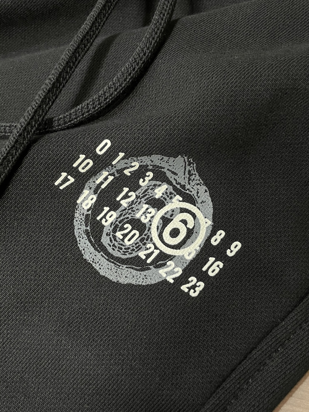 马吉拉 2025秋冬最新休闲裤 潮人必备 版型超赞，能很好的修复各种腿型，非常个性！柔软排汗，舒适度极高