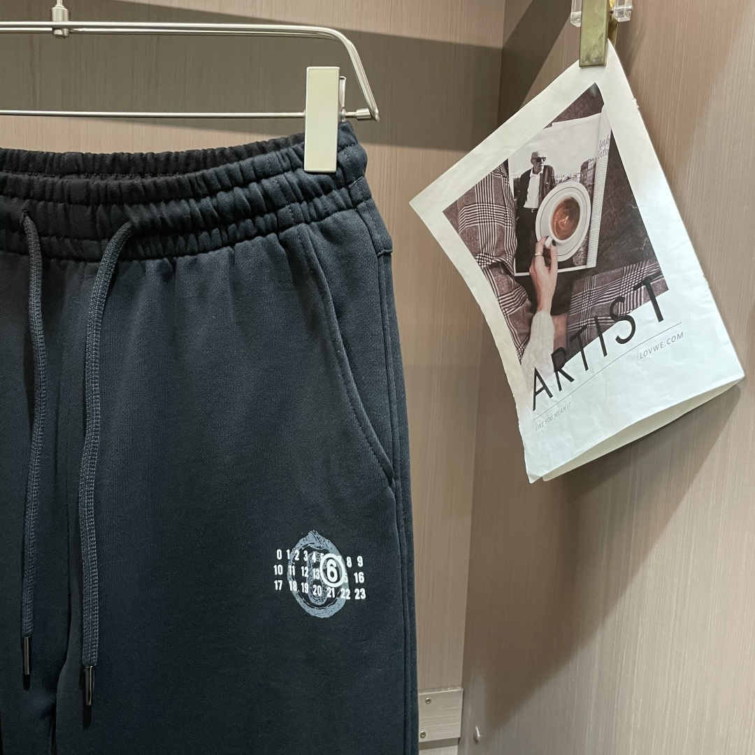 马吉拉 2025秋冬最新休闲裤 潮人必备 版型超赞，能很好的修复各种腿型，非常个性！柔软排汗，舒适度极高