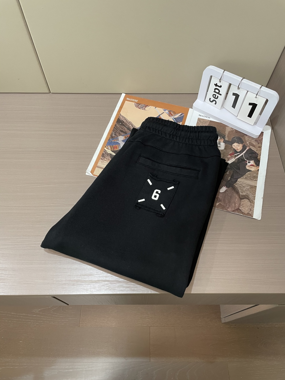 马吉拉 2025秋冬最新休闲裤 潮人必备 版型超赞，能很好的修复各种腿型，非常个性！柔软排汗，舒适度极高