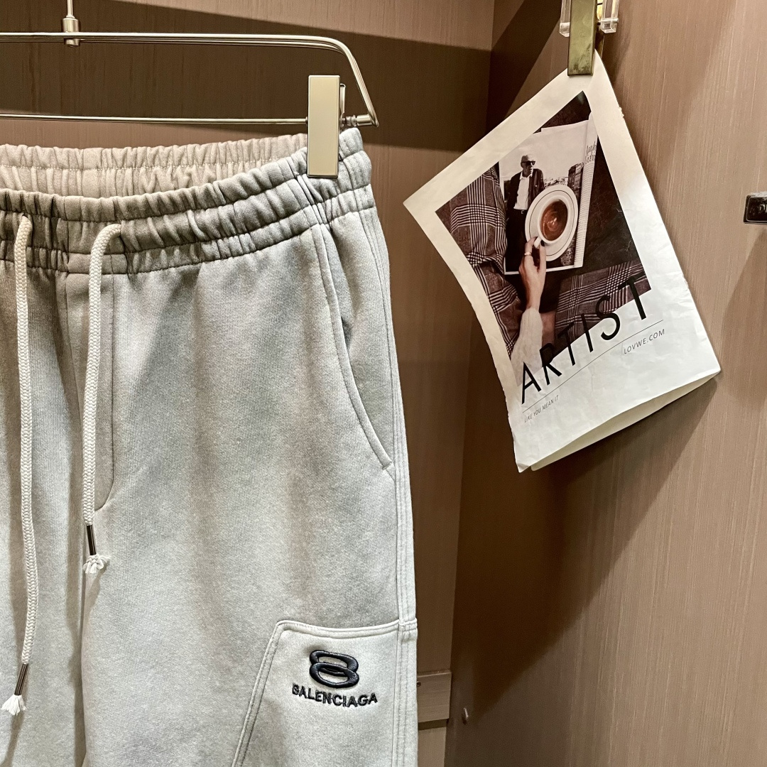 巴黎世家 2025秋冬最新休闲裤 潮人必备 版型超赞，能很好的修复各种腿型，非常个性！柔软排汗，舒适度极