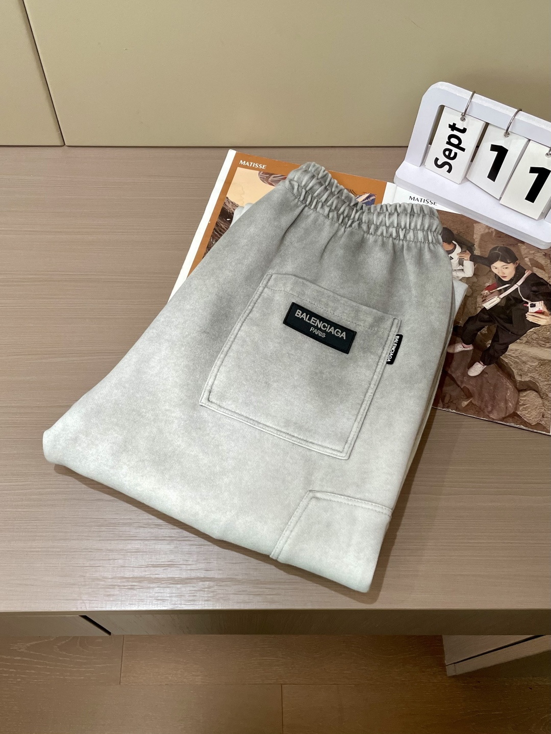 巴黎世家 2025秋冬最新休闲裤 潮人必备 版型超赞，能很好的修复各种腿型，非常个性！柔软排汗，舒适度极