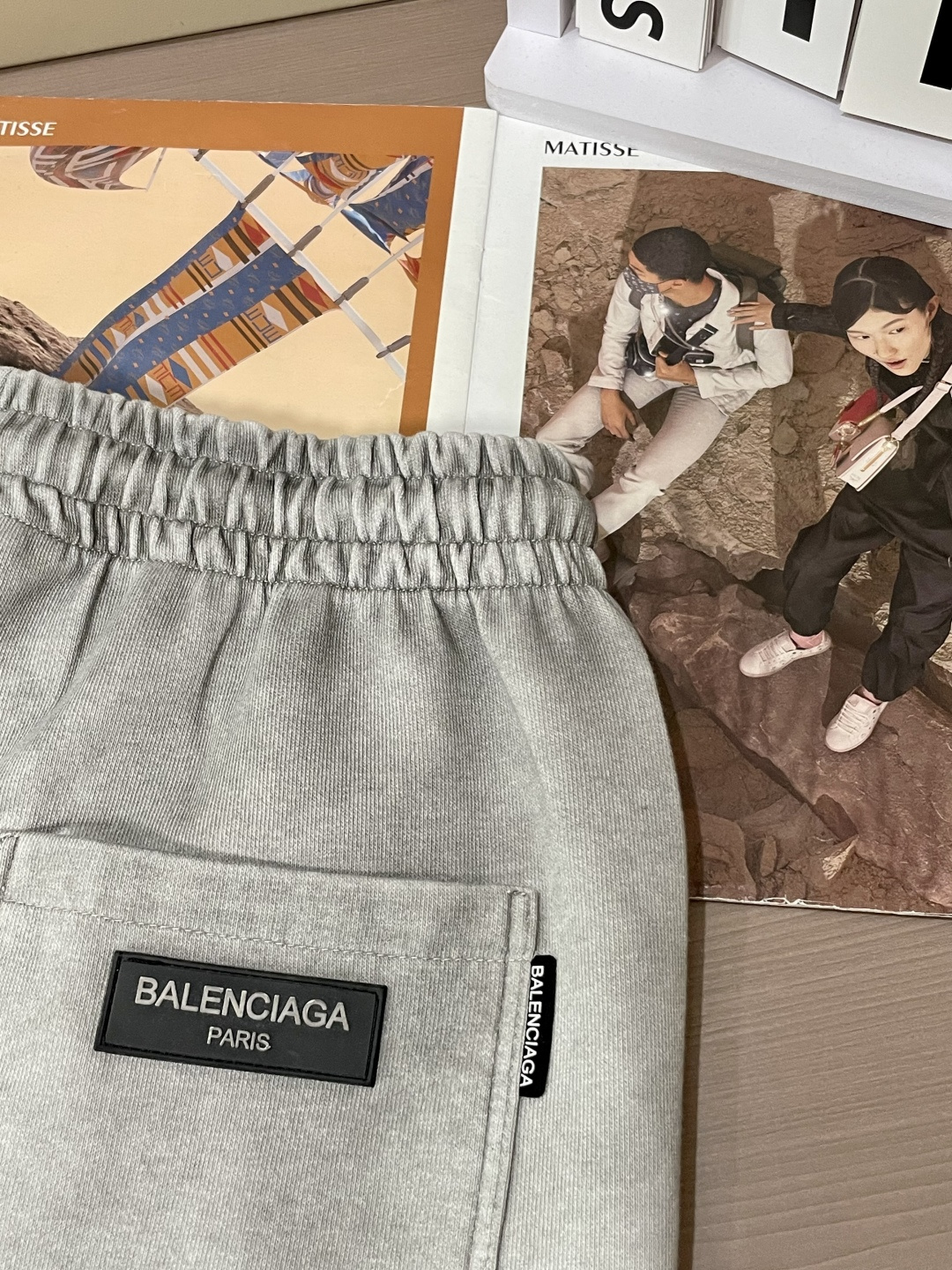 巴黎世家 2025秋冬最新休闲裤 潮人必备 版型超赞，能很好的修复各种腿型，非常个性！柔软排汗，舒适度极