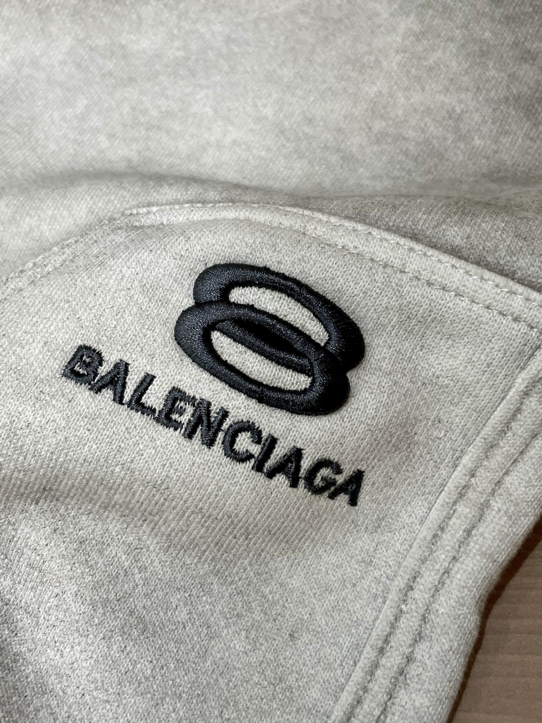 巴黎世家 2025秋冬最新休闲裤 潮人必备 版型超赞，能很好的修复各种腿型，非常个性！柔软排汗，舒适度极