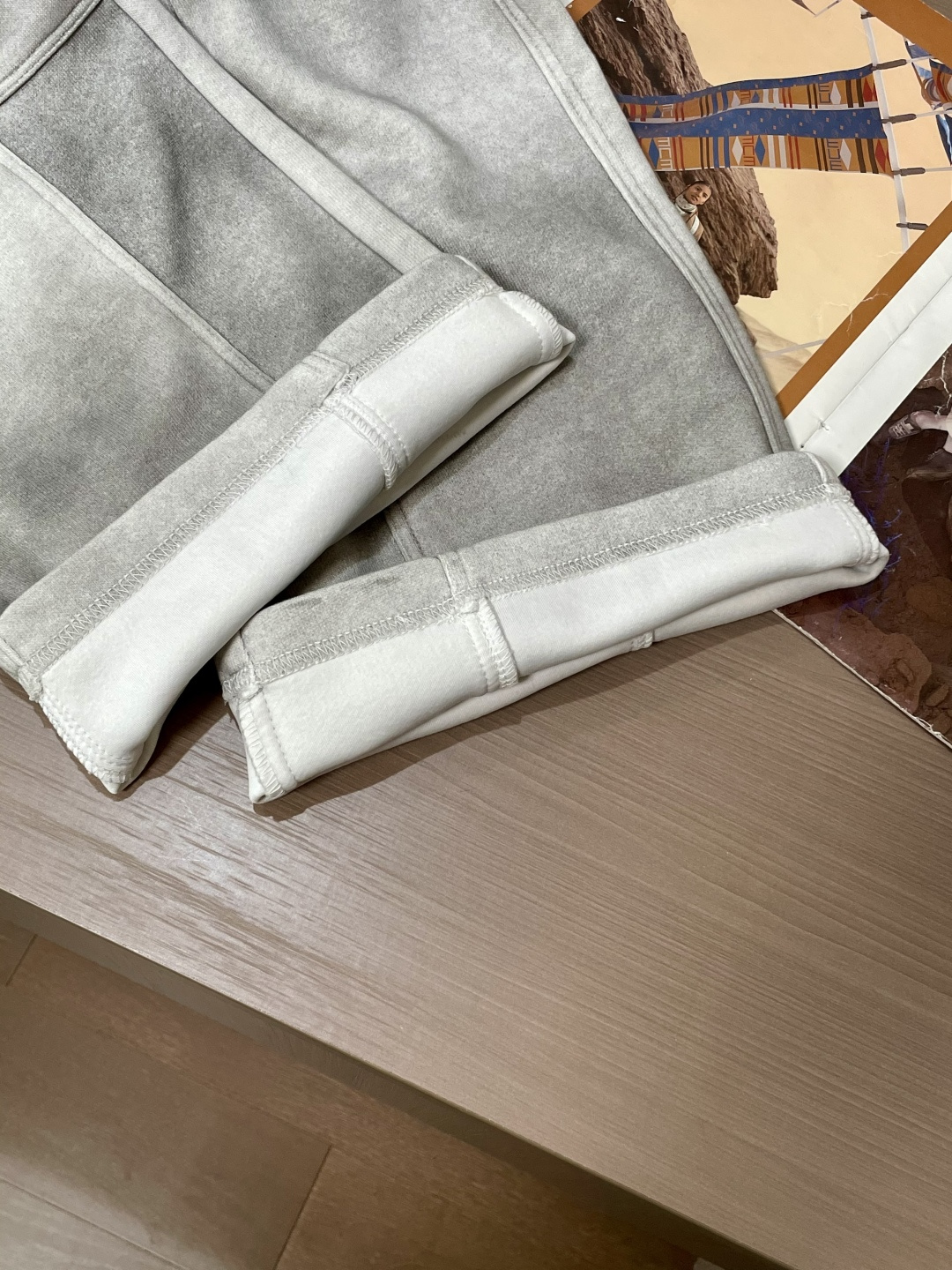 巴黎世家 2025秋冬最新休闲裤 潮人必备 版型超赞，能很好的修复各种腿型，非常个性！柔软排汗，舒适度极