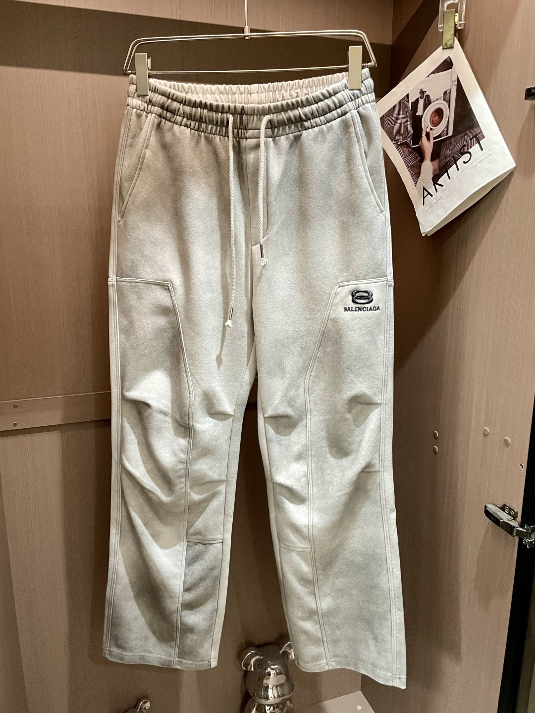 巴黎世家 2025秋冬最新休闲裤 潮人必备 版型超赞，能很好的修复各种腿型，非常个性！柔软排汗，舒适度极