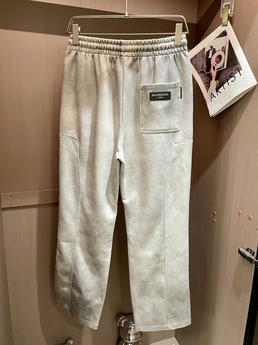 巴黎世家 2025秋冬最新休闲裤 潮人必备 版型超赞，能很好的修复各种腿型，非常个性！柔软排汗，舒适度极