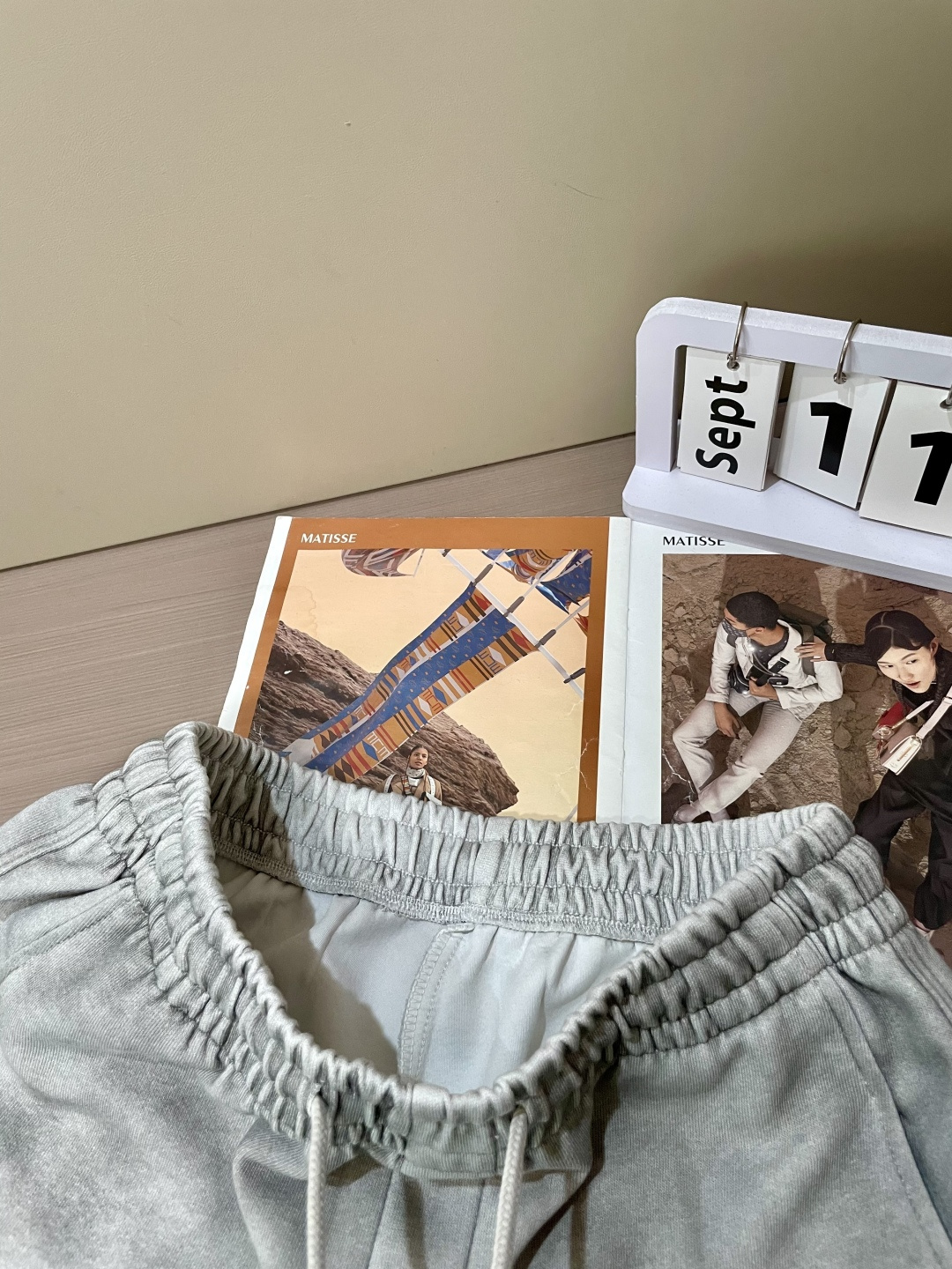 巴黎世家 2025秋冬最新休闲裤 潮人必备 版型超赞，能很好的修复各种腿型，非常个性！柔软排汗，舒适度极