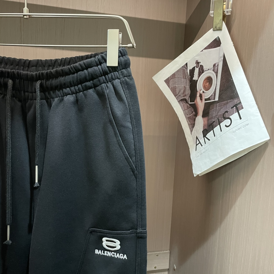 巴黎世家 2025秋冬最新休闲裤 潮人必备 版型超赞，能很好的修复各种腿型，非常个性！柔软排汗，舒适度极