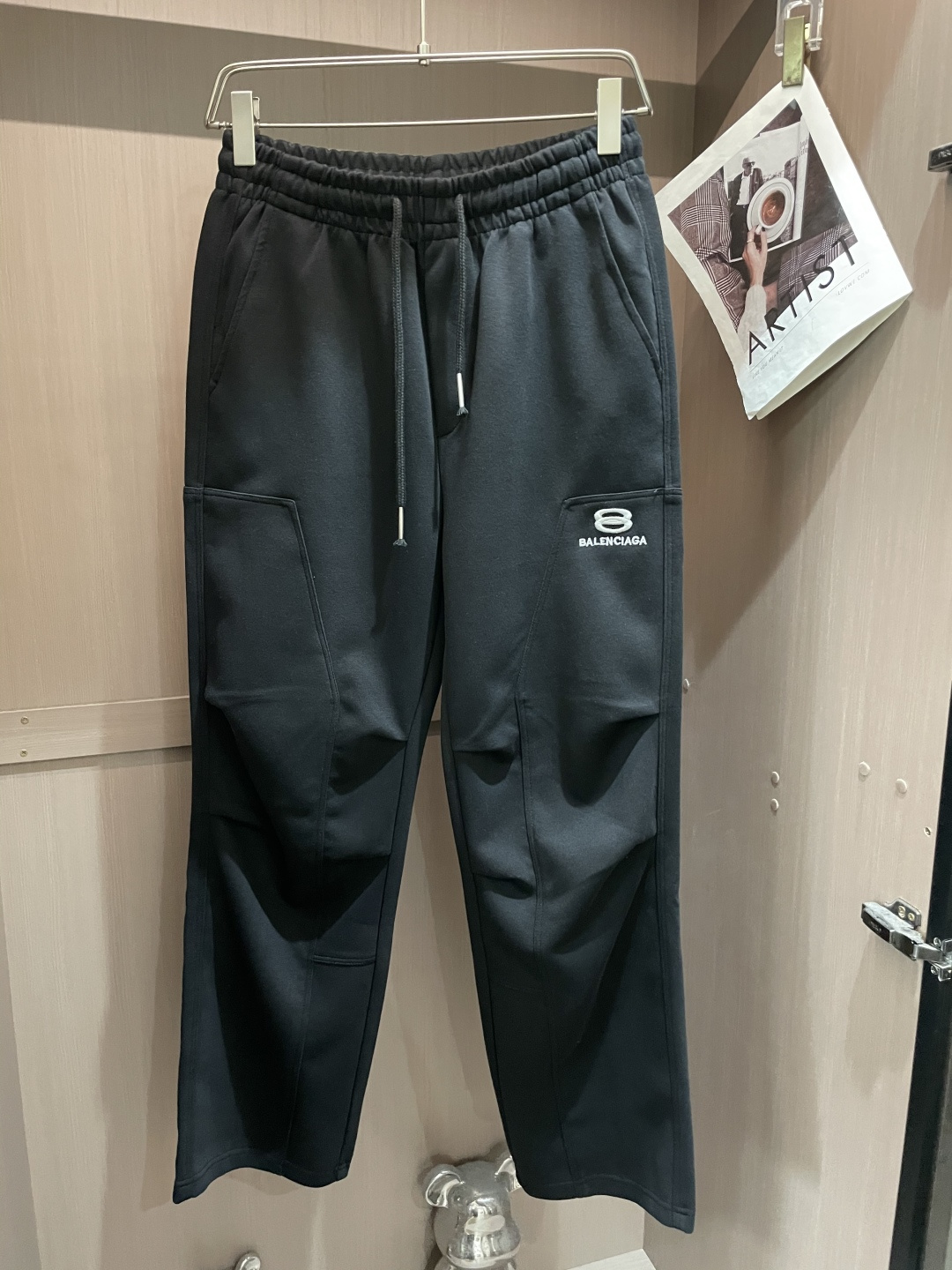 巴黎世家 2025秋冬最新休闲裤 潮人必备 版型超赞，能很好的修复各种腿型，非常个性！柔软排汗，舒适度极