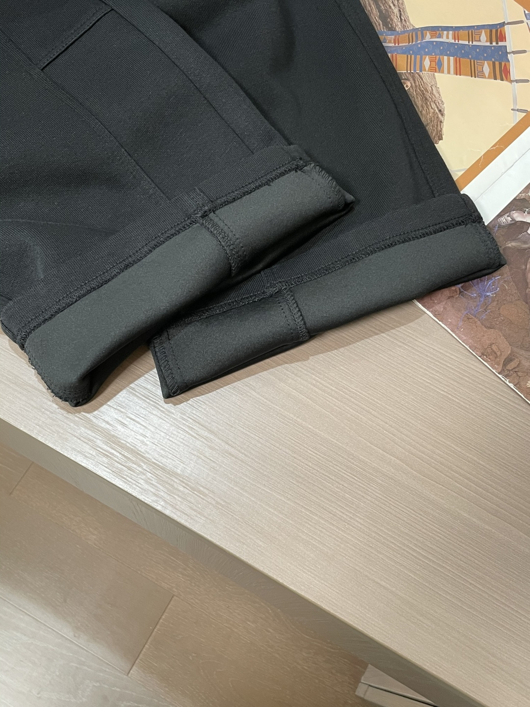 巴黎世家 2025秋冬最新休闲裤 潮人必备 版型超赞，能很好的修复各种腿型，非常个性！柔软排汗，舒适度极