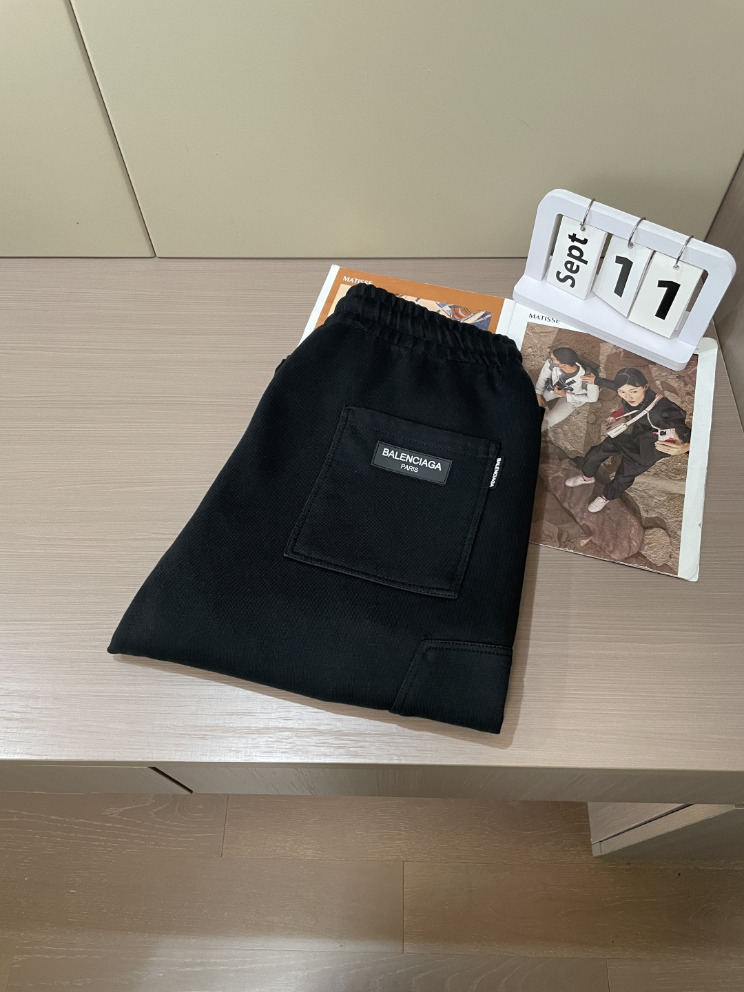 巴黎世家 2025秋冬最新休闲裤 潮人必备 版型超赞，能很好的修复各种腿型，非常个性！柔软排汗，舒适度极