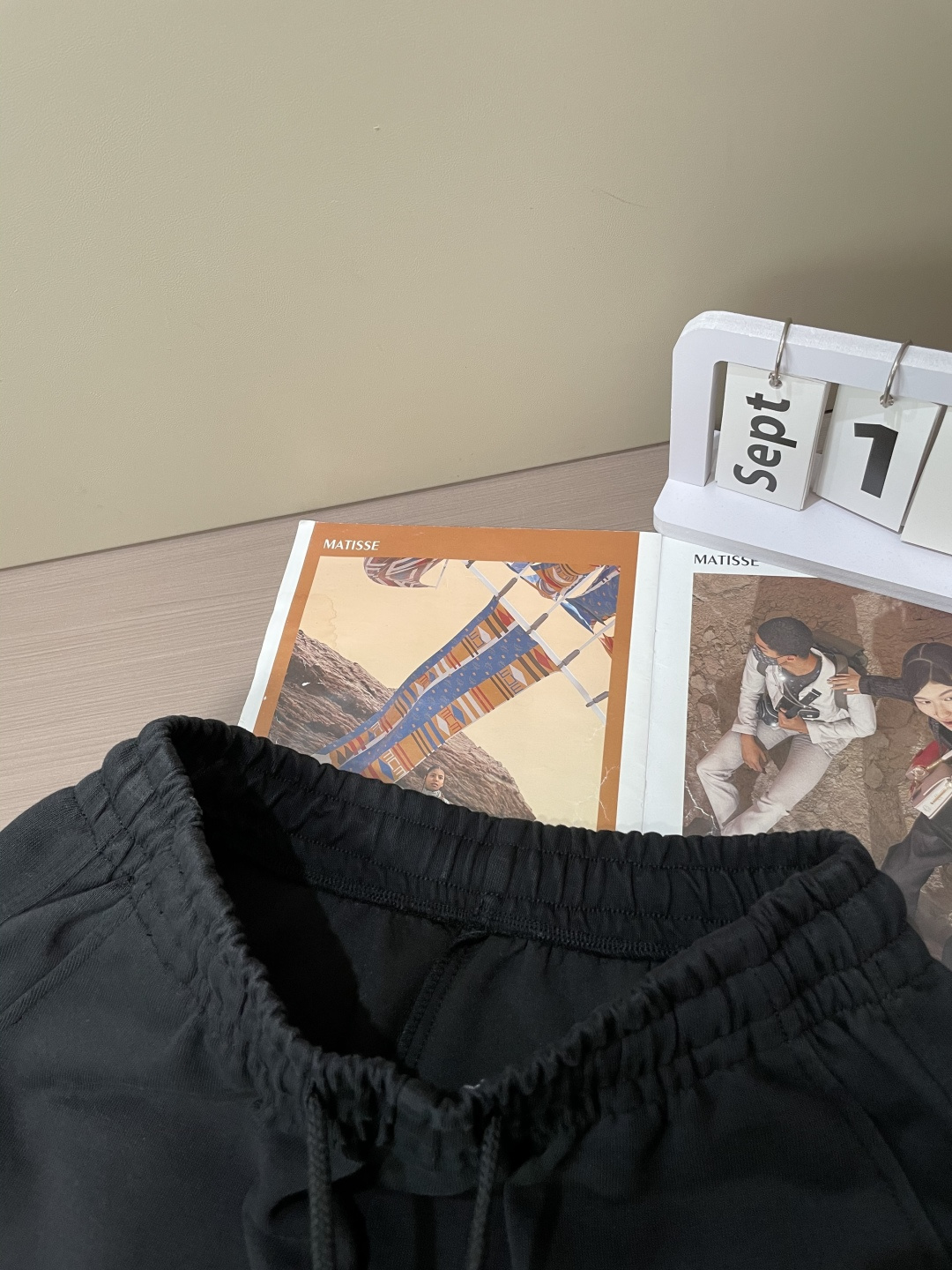 巴黎世家 2025秋冬最新休闲裤 潮人必备 版型超赞，能很好的修复各种腿型，非常个性！柔软排汗，舒适度极