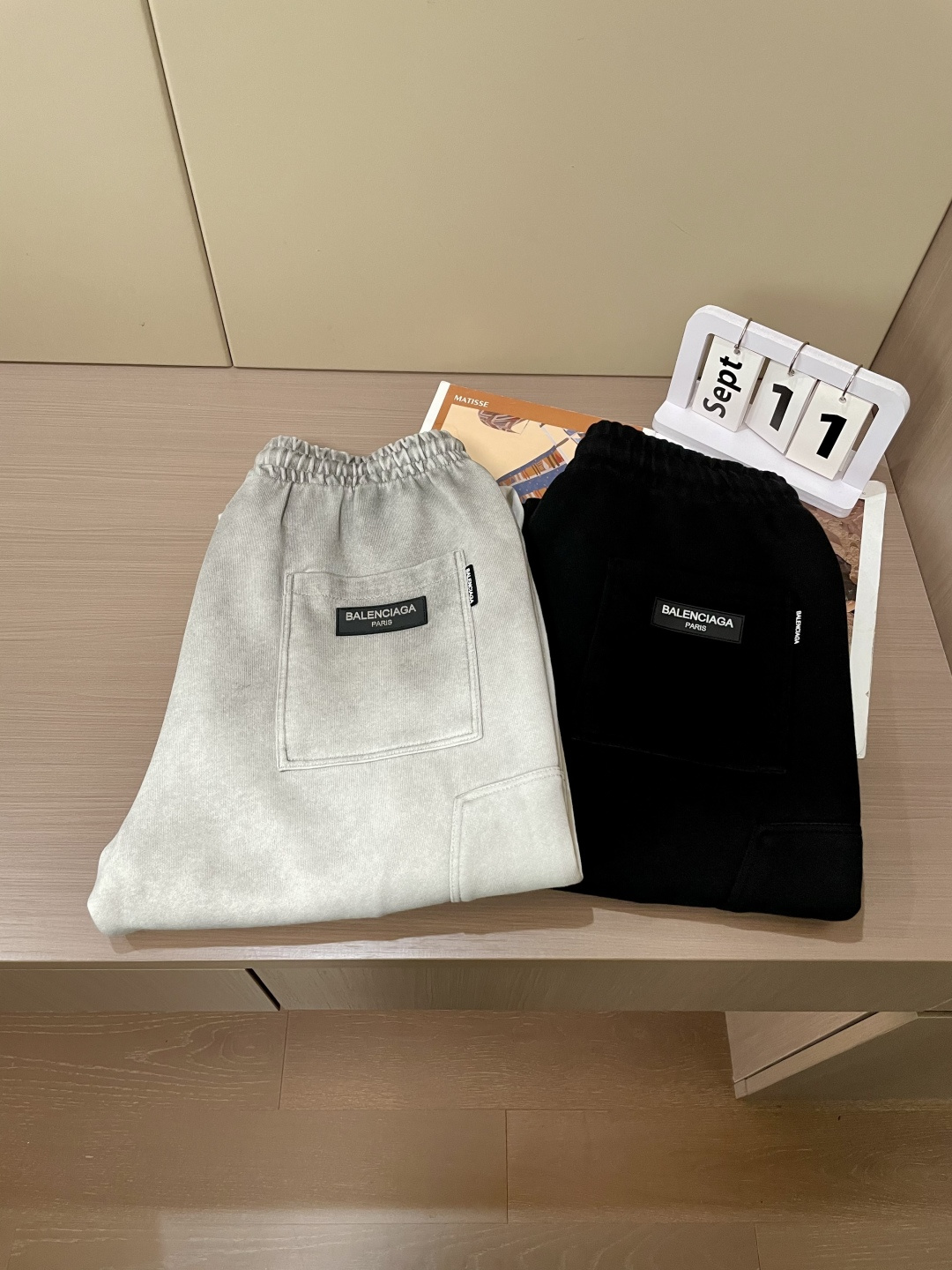 巴黎世家 2025秋冬最新休闲裤 潮人必备 版型超赞，能很好的修复各种腿型，非常个性！柔软排汗，舒适度极