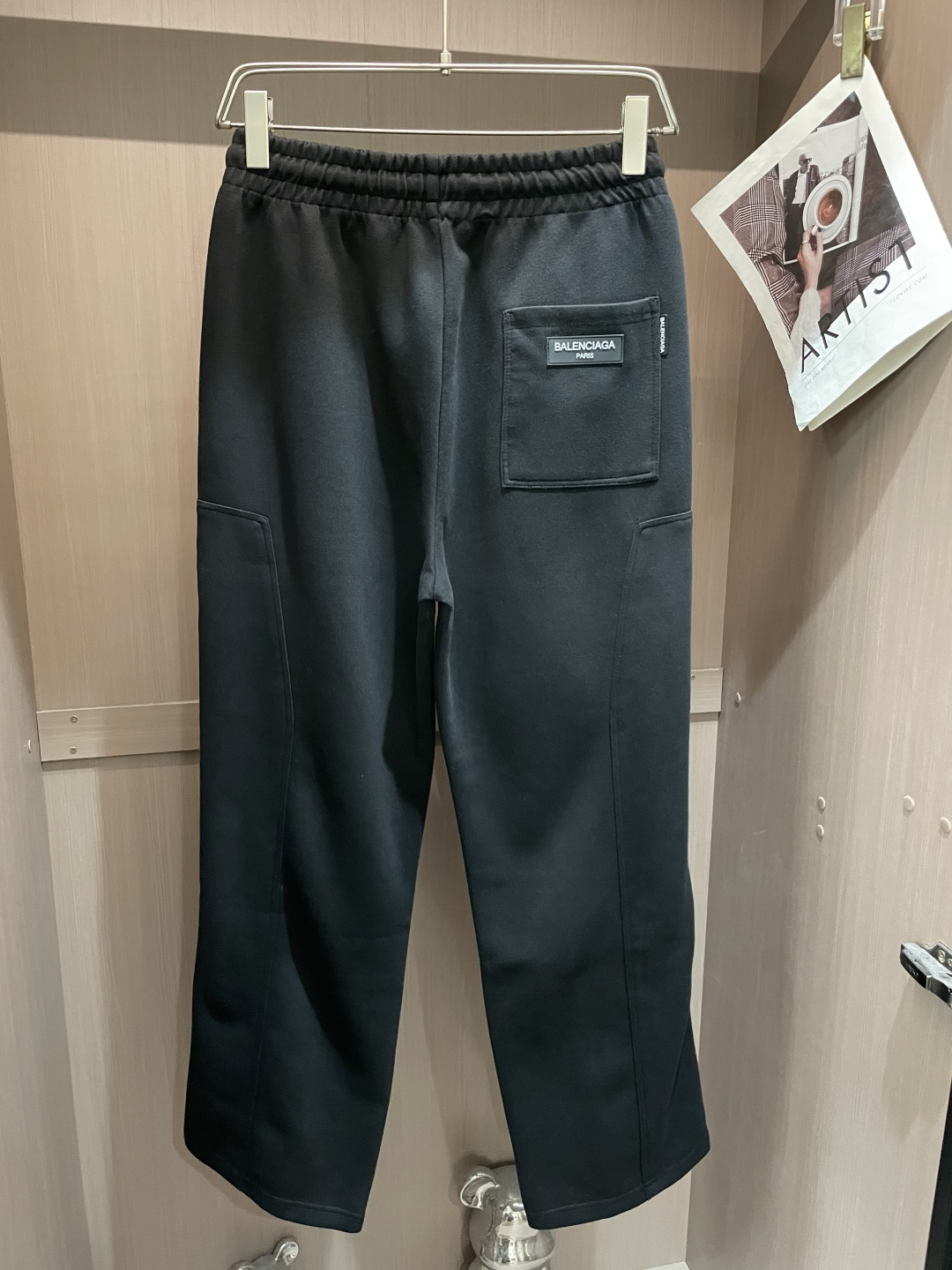 巴黎世家 2025秋冬最新休闲裤 潮人必备 版型超赞，能很好的修复各种腿型，非常个性！柔软排汗，舒适度极