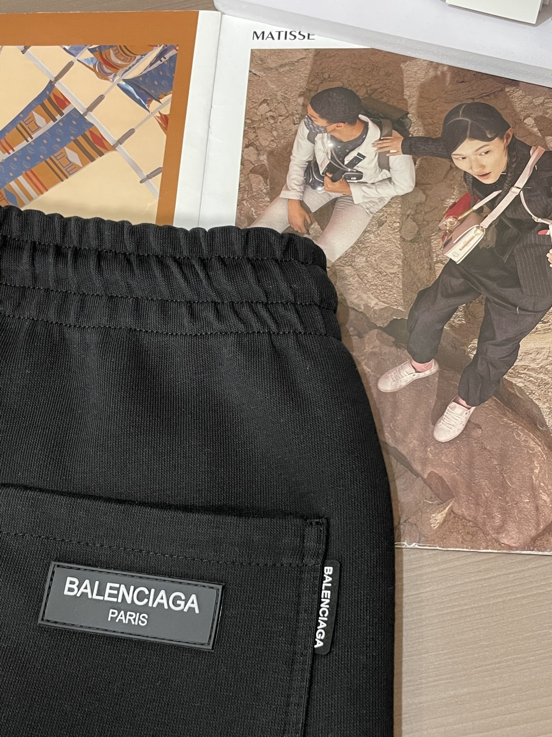 巴黎世家 2025秋冬最新休闲裤 潮人必备 版型超赞，能很好的修复各种腿型，非常个性！柔软排汗，舒适度极