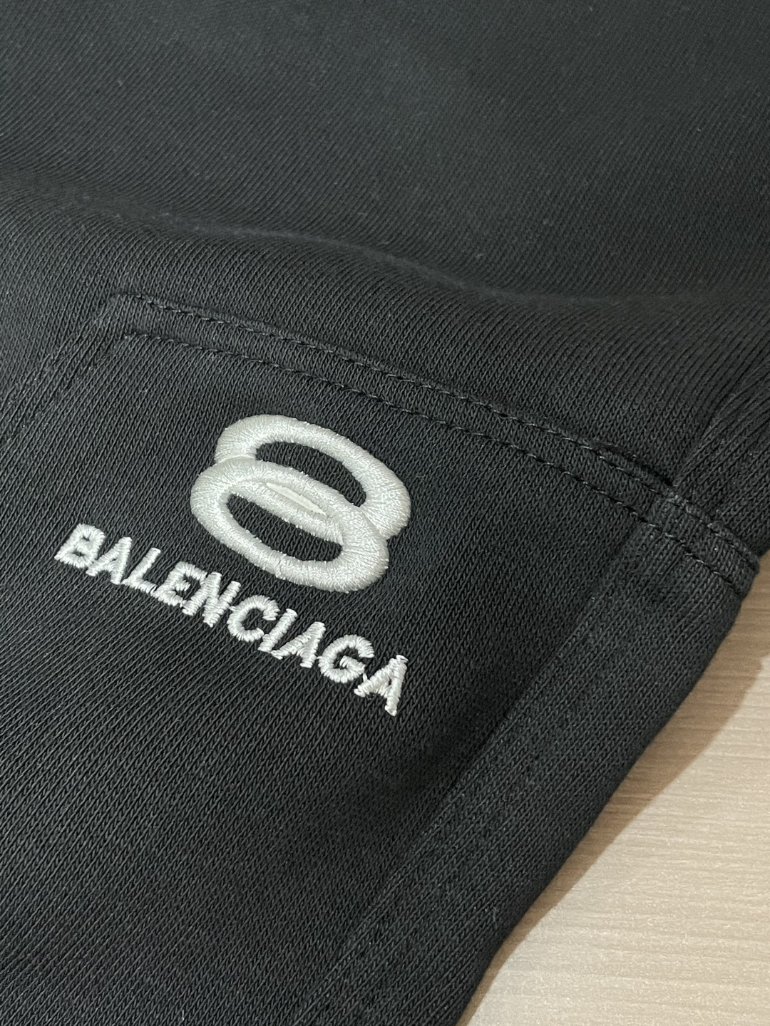 巴黎世家 2025秋冬最新休闲裤 潮人必备 版型超赞，能很好的修复各种腿型，非常个性！柔软排汗，舒适度极