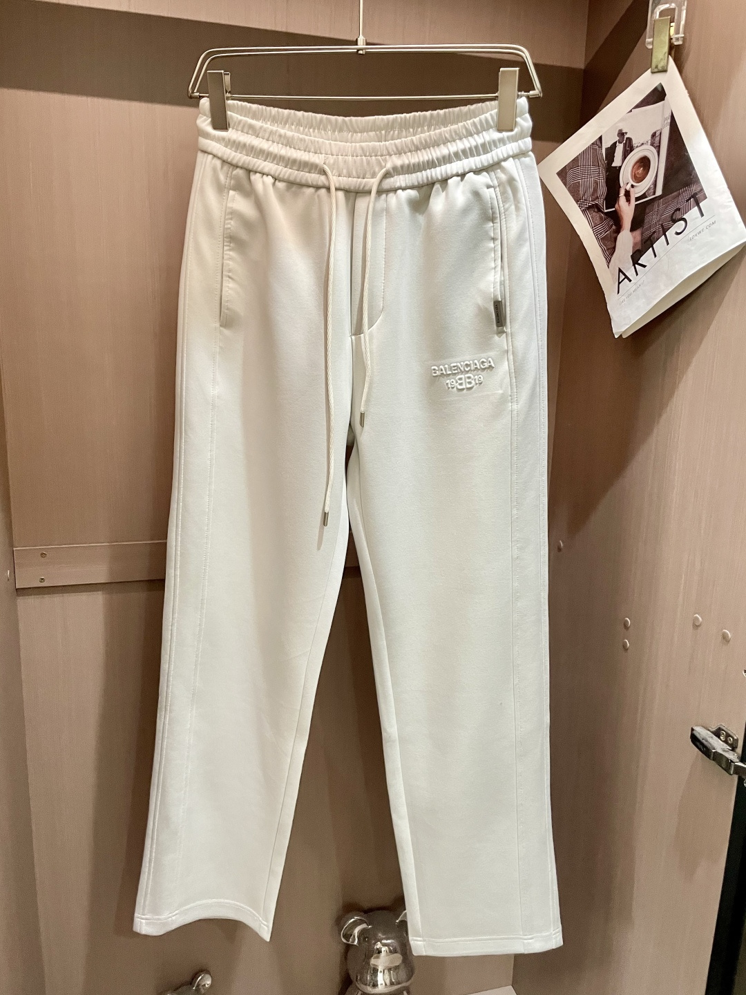 巴黎世家 2025秋冬最新休闲裤 潮人必备 版型超赞，能很好的修复各种腿型，非常个性！柔软排汗，舒适度极