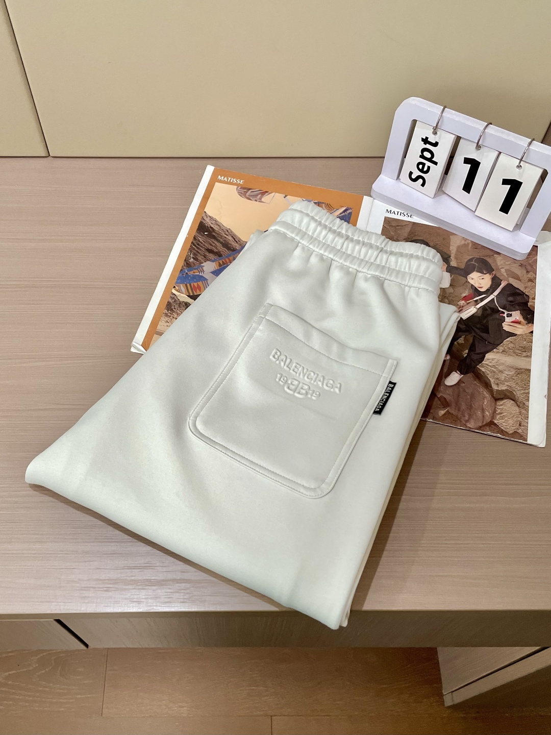 巴黎世家 2025秋冬最新休闲裤 潮人必备 版型超赞，能很好的修复各种腿型，非常个性！柔软排汗，舒适度极