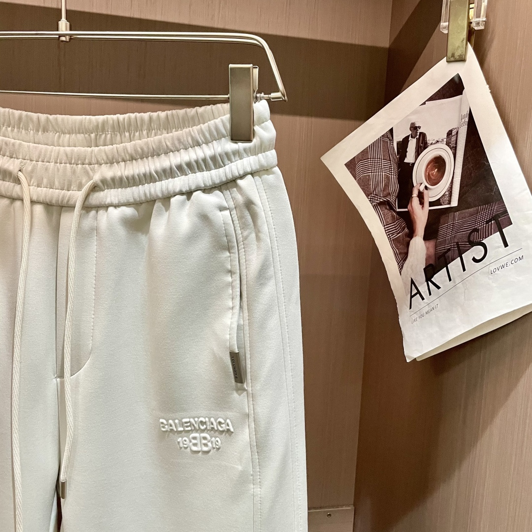 巴黎世家 2025秋冬最新休闲裤 潮人必备 版型超赞，能很好的修复各种腿型，非常个性！柔软排汗，舒适度极