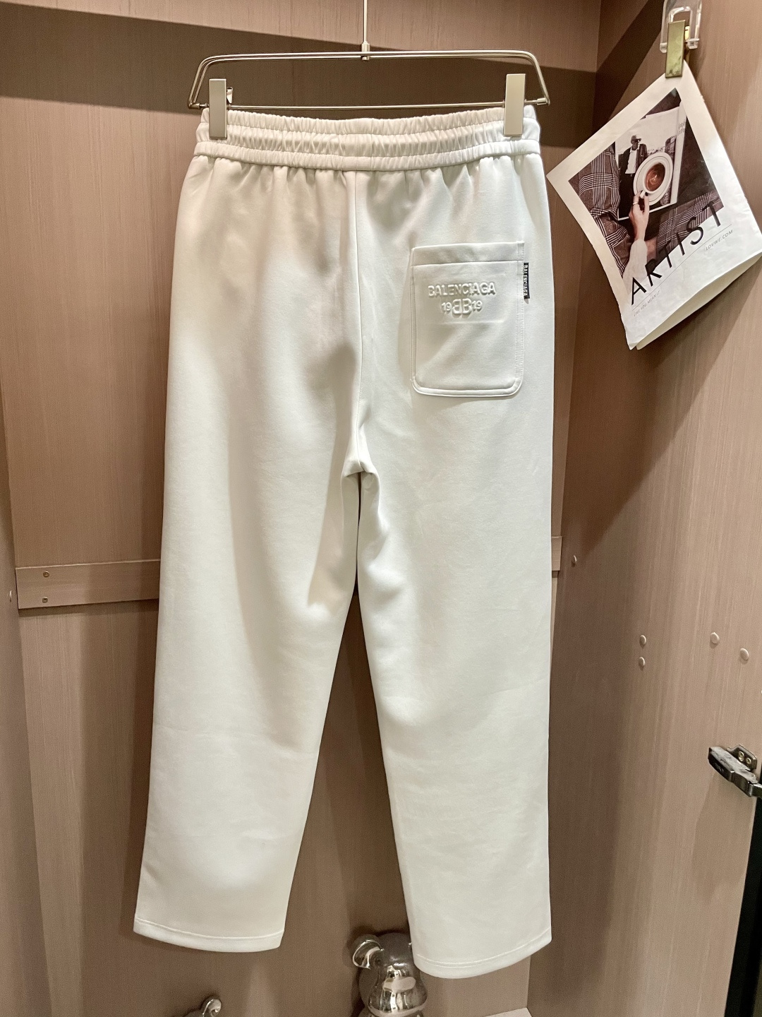 巴黎世家 2025秋冬最新休闲裤 潮人必备 版型超赞，能很好的修复各种腿型，非常个性！柔软排汗，舒适度极