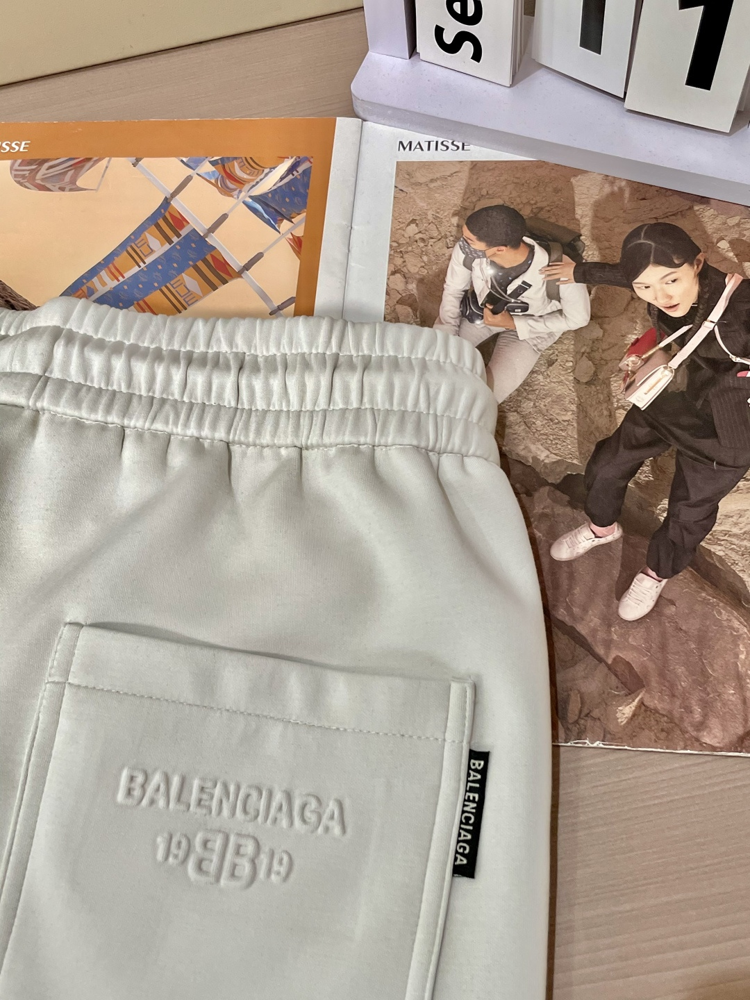 巴黎世家 2025秋冬最新休闲裤 潮人必备 版型超赞，能很好的修复各种腿型，非常个性！柔软排汗，舒适度极