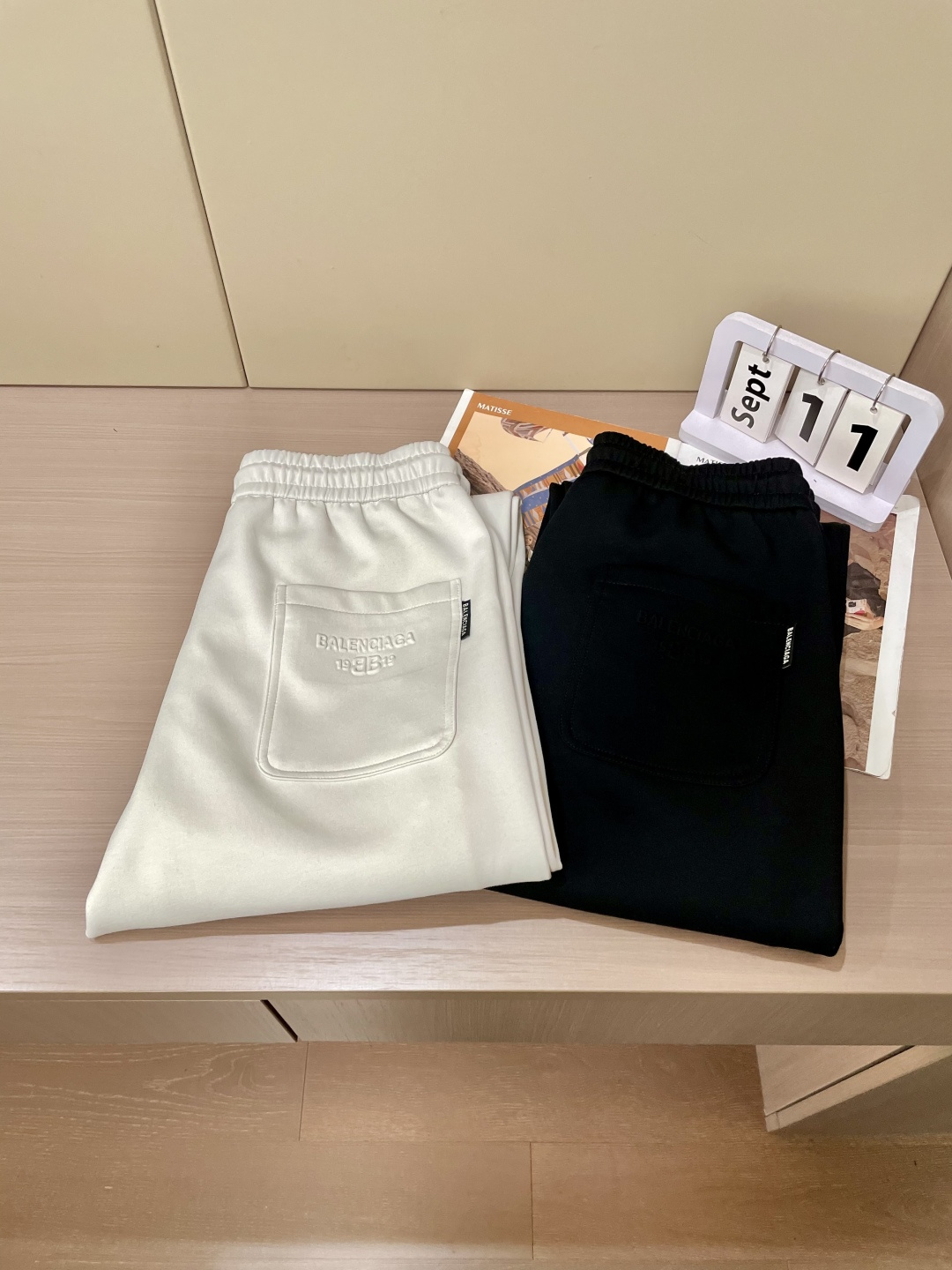 巴黎世家 2025秋冬最新休闲裤 潮人必备 版型超赞，能很好的修复各种腿型，非常个性！柔软排汗，舒适度极