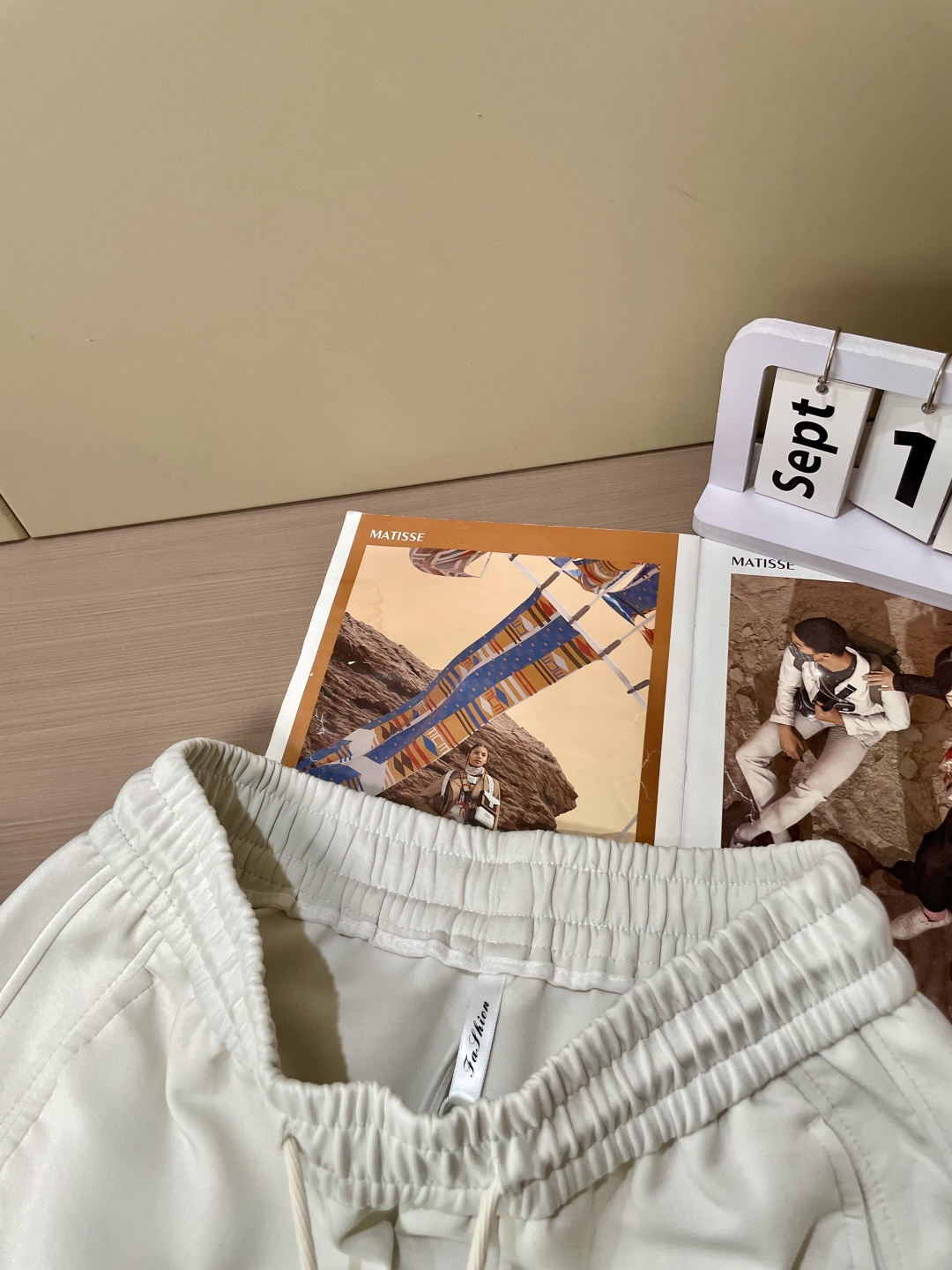 巴黎世家 2025秋冬最新休闲裤 潮人必备 版型超赞，能很好的修复各种腿型，非常个性！柔软排汗，舒适度极