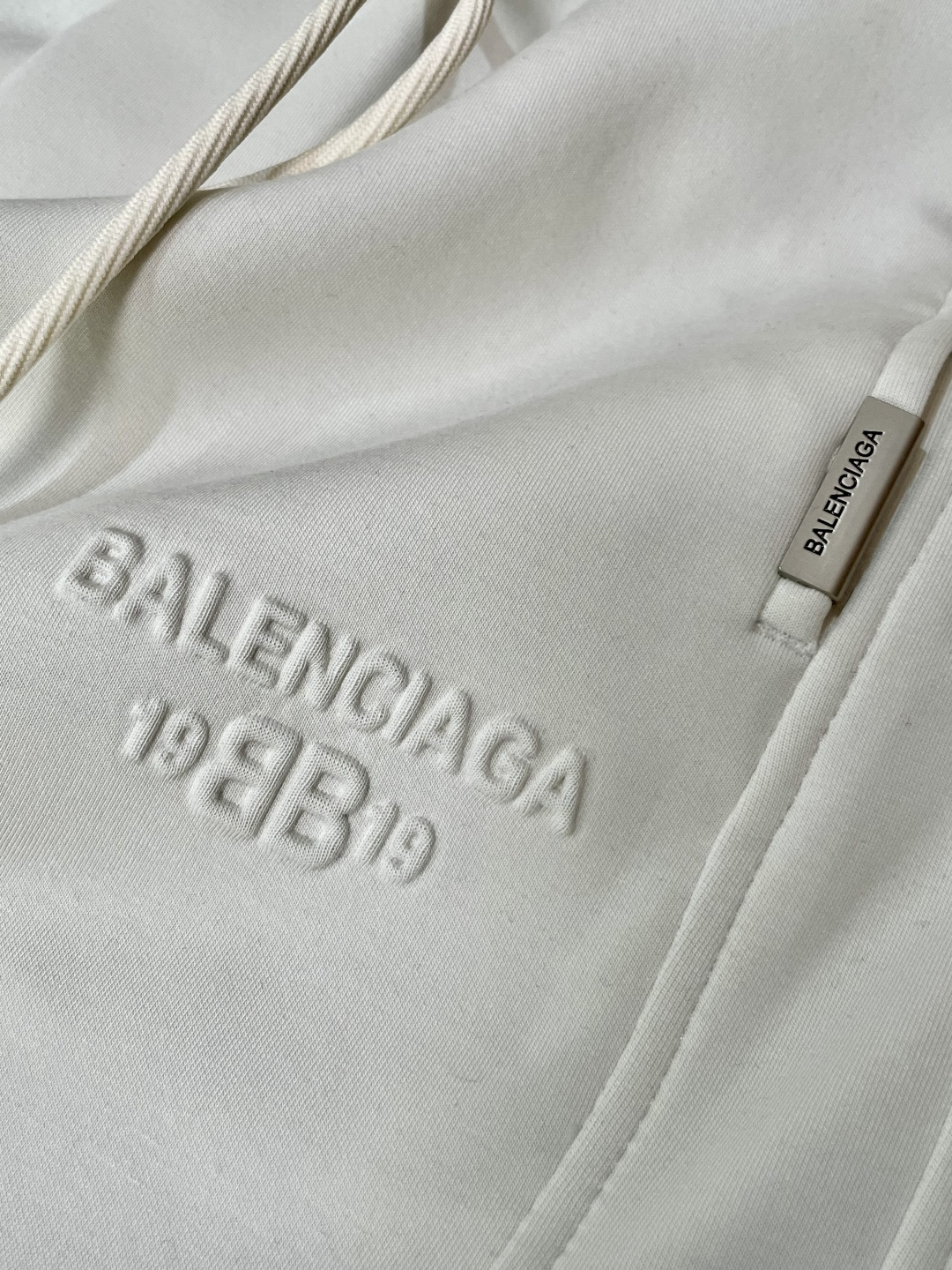 巴黎世家 2025秋冬最新休闲裤 潮人必备 版型超赞，能很好的修复各种腿型，非常个性！柔软排汗，舒适度极