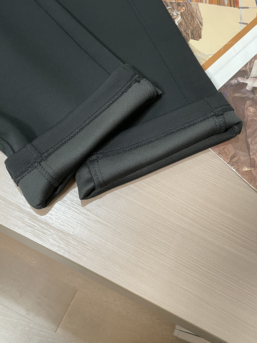 巴黎世家 2025秋冬最新休闲裤 潮人必备 版型超赞，能很好的修复各种腿型，非常个性！柔软排汗，舒适度极