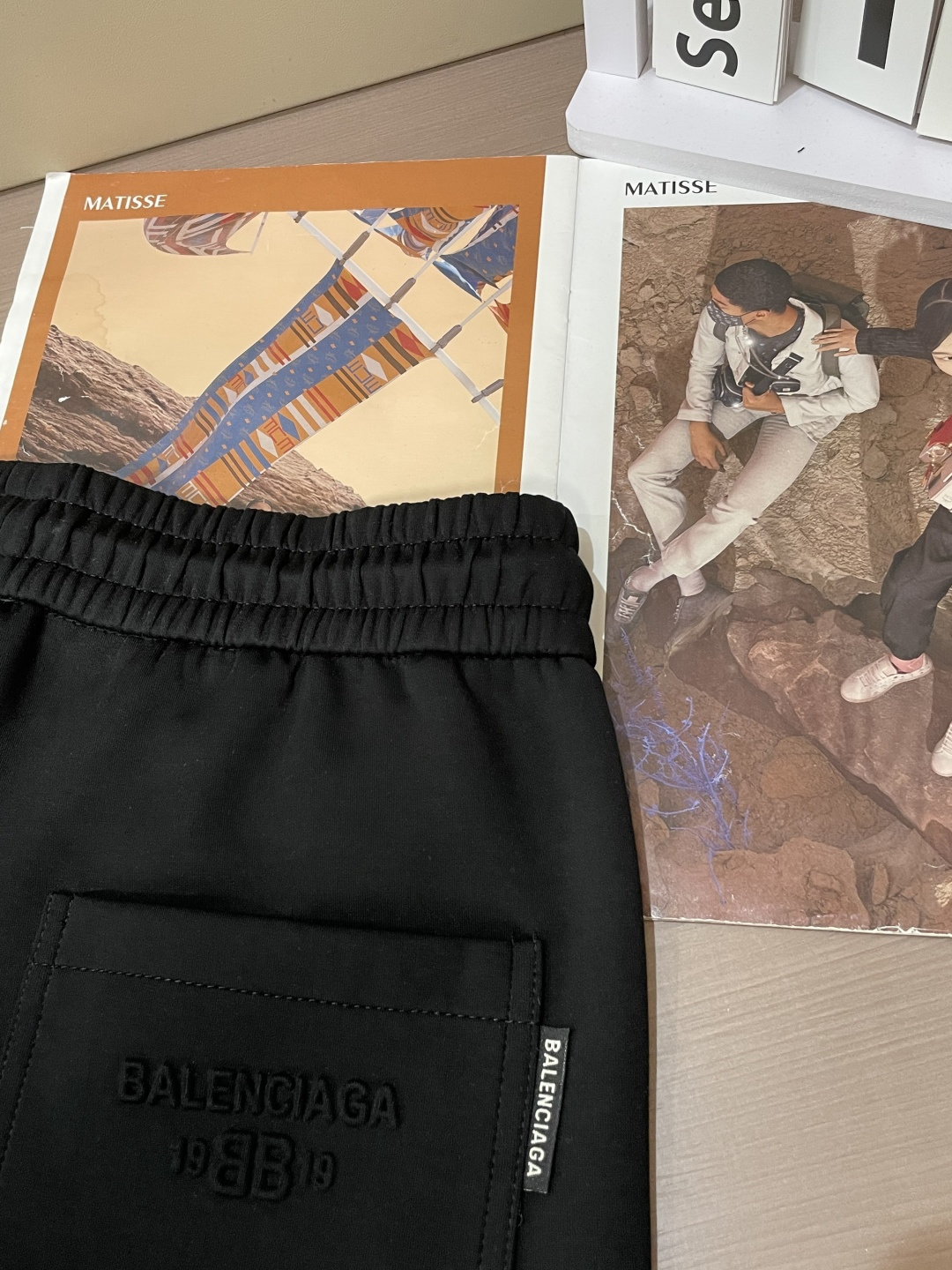 巴黎世家 2025秋冬最新休闲裤 潮人必备 版型超赞，能很好的修复各种腿型，非常个性！柔软排汗，舒适度极