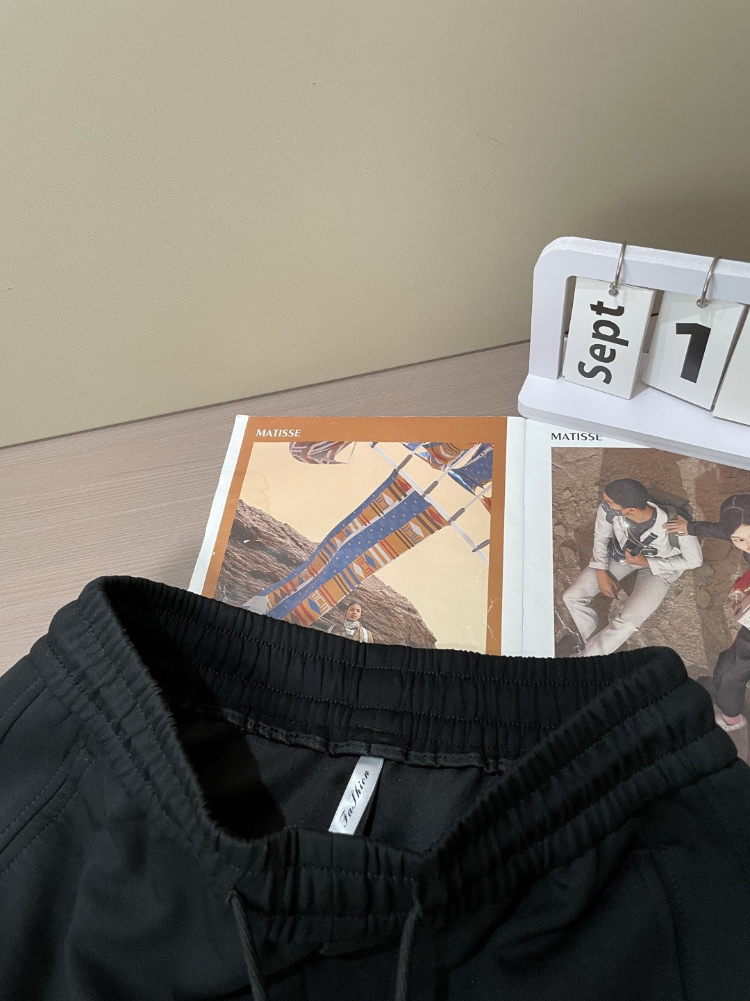 巴黎世家 2025秋冬最新休闲裤 潮人必备 版型超赞，能很好的修复各种腿型，非常个性！柔软排汗，舒适度极