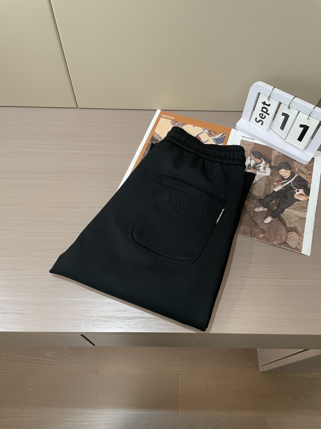 巴黎世家 2025秋冬最新休闲裤 潮人必备 版型超赞，能很好的修复各种腿型，非常个性！柔软排汗，舒适度极