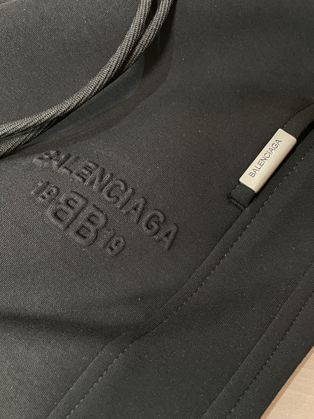 巴黎世家 2025秋冬最新休闲裤 潮人必备 版型超赞，能很好的修复各种腿型，非常个性！柔软排汗，舒适度极