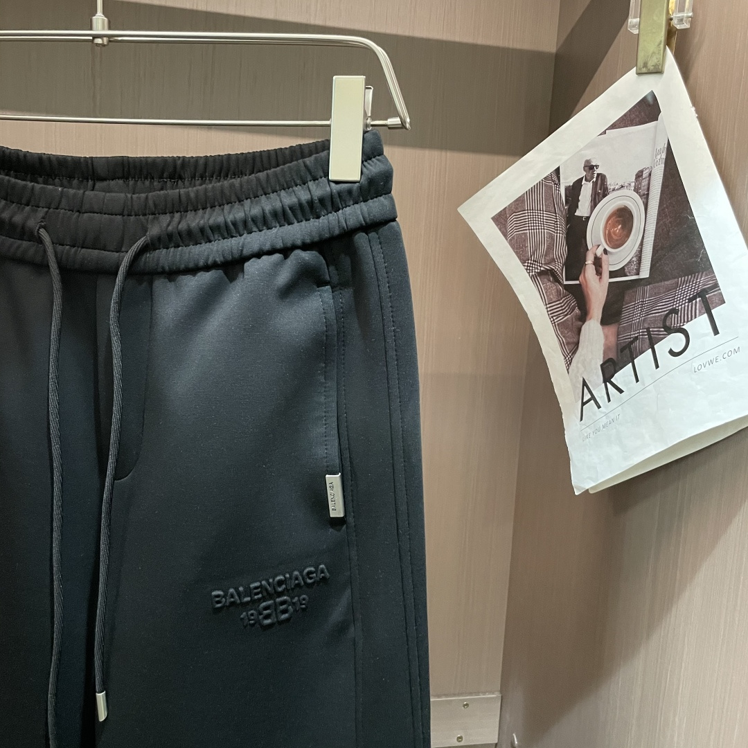 巴黎世家 2025秋冬最新休闲裤 潮人必备 版型超赞，能很好的修复各种腿型，非常个性！柔软排汗，舒适度极