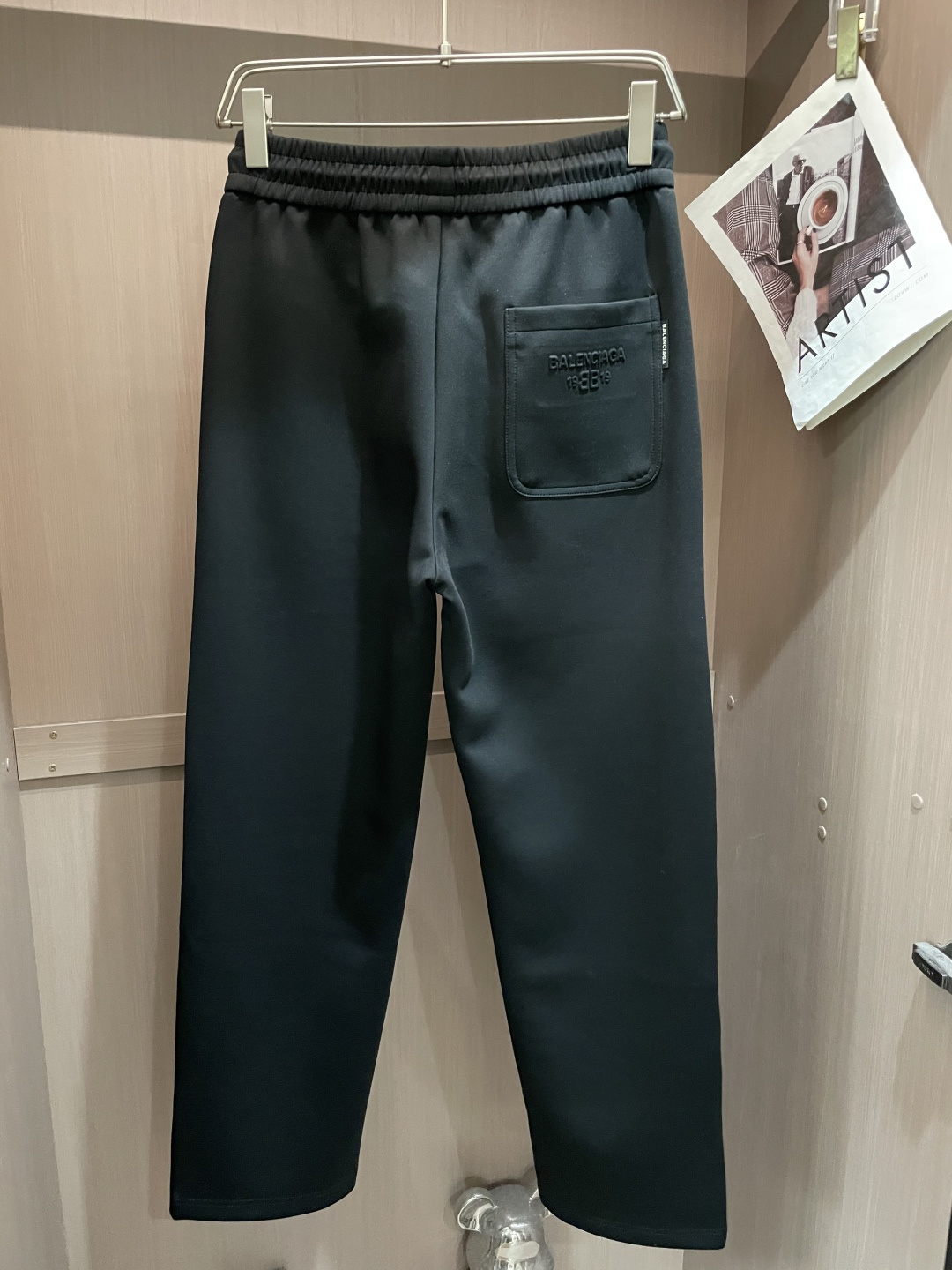 巴黎世家 2025秋冬最新休闲裤 潮人必备 版型超赞，能很好的修复各种腿型，非常个性！柔软排汗，舒适度极