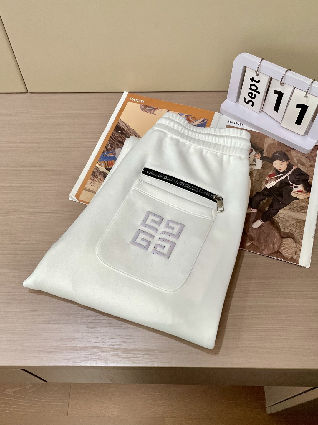 纪梵希 2025秋冬最新休闲裤 潮人必备 版型超赞，能很好的修复各种腿型，非常个性！柔软排汗，舒适度极高