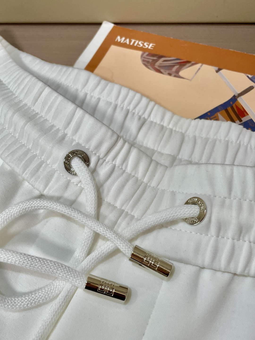 纪梵希 2025秋冬最新休闲裤 潮人必备 版型超赞，能很好的修复各种腿型，非常个性！柔软排汗，舒适度极高