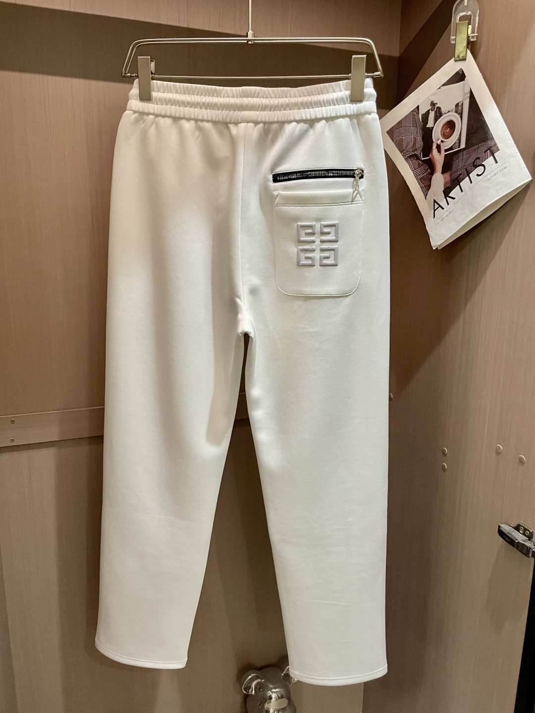纪梵希 2025秋冬最新休闲裤 潮人必备 版型超赞，能很好的修复各种腿型，非常个性！柔软排汗，舒适度极高
