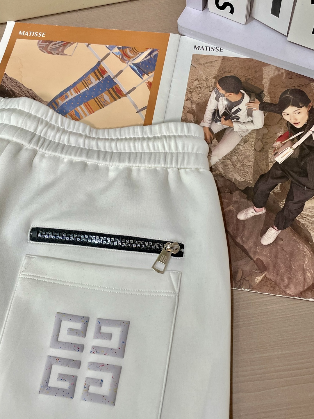 纪梵希 2025秋冬最新休闲裤 潮人必备 版型超赞，能很好的修复各种腿型，非常个性！柔软排汗，舒适度极高