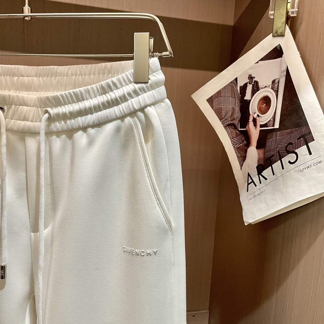 纪梵希 2025秋冬最新休闲裤 潮人必备 版型超赞，能很好的修复各种腿型，非常个性！柔软排汗，舒适度极高